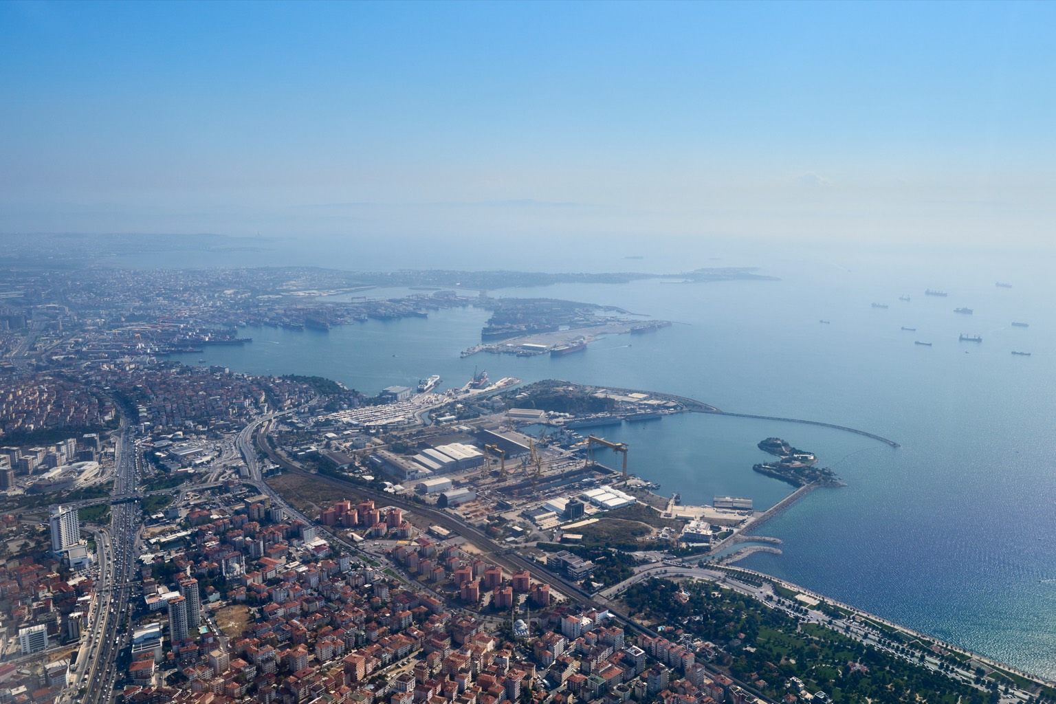 Pendik Marina havadan: kıyı şeridi, marina, sahil yolu ve arkada yoğun yerleşim